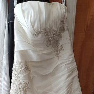Wedding gown NWOT David's bridal
